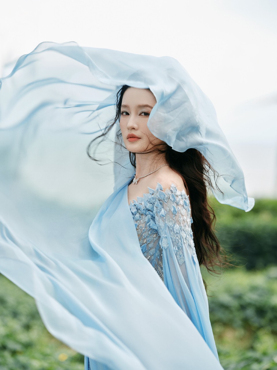 李沁海浪裙摆粼粼波光 踏浪而来共赴浪漫邀约  第3张