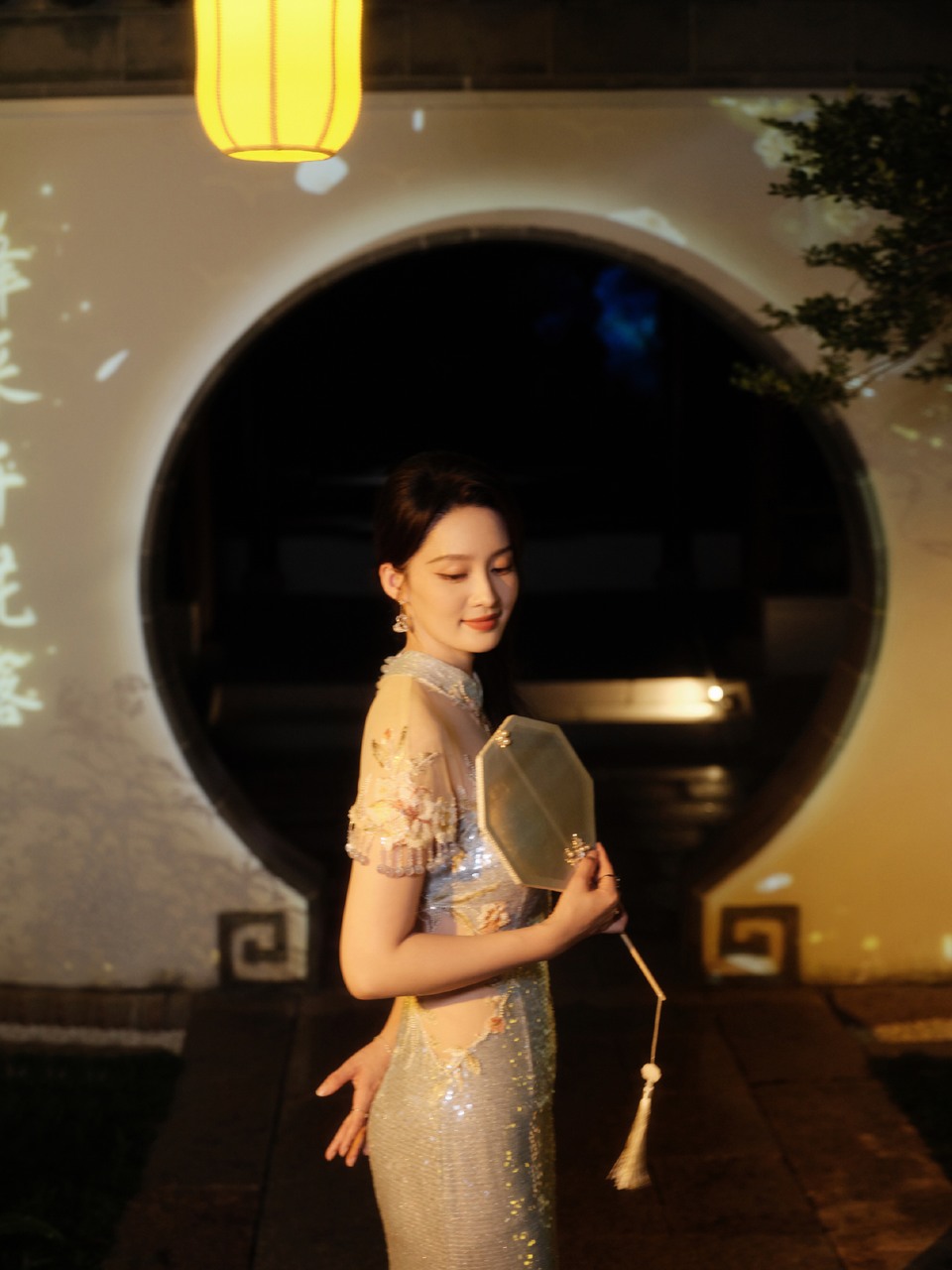 李沁立于月下回眸一望 身临暗涌心守清澄  第9张