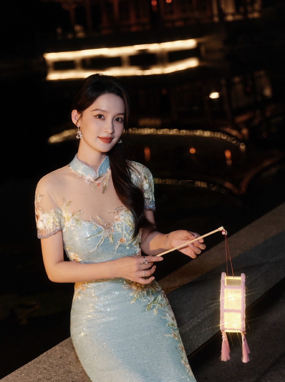 李沁立于月下回眸一望 身临暗涌心守清澄  第8张