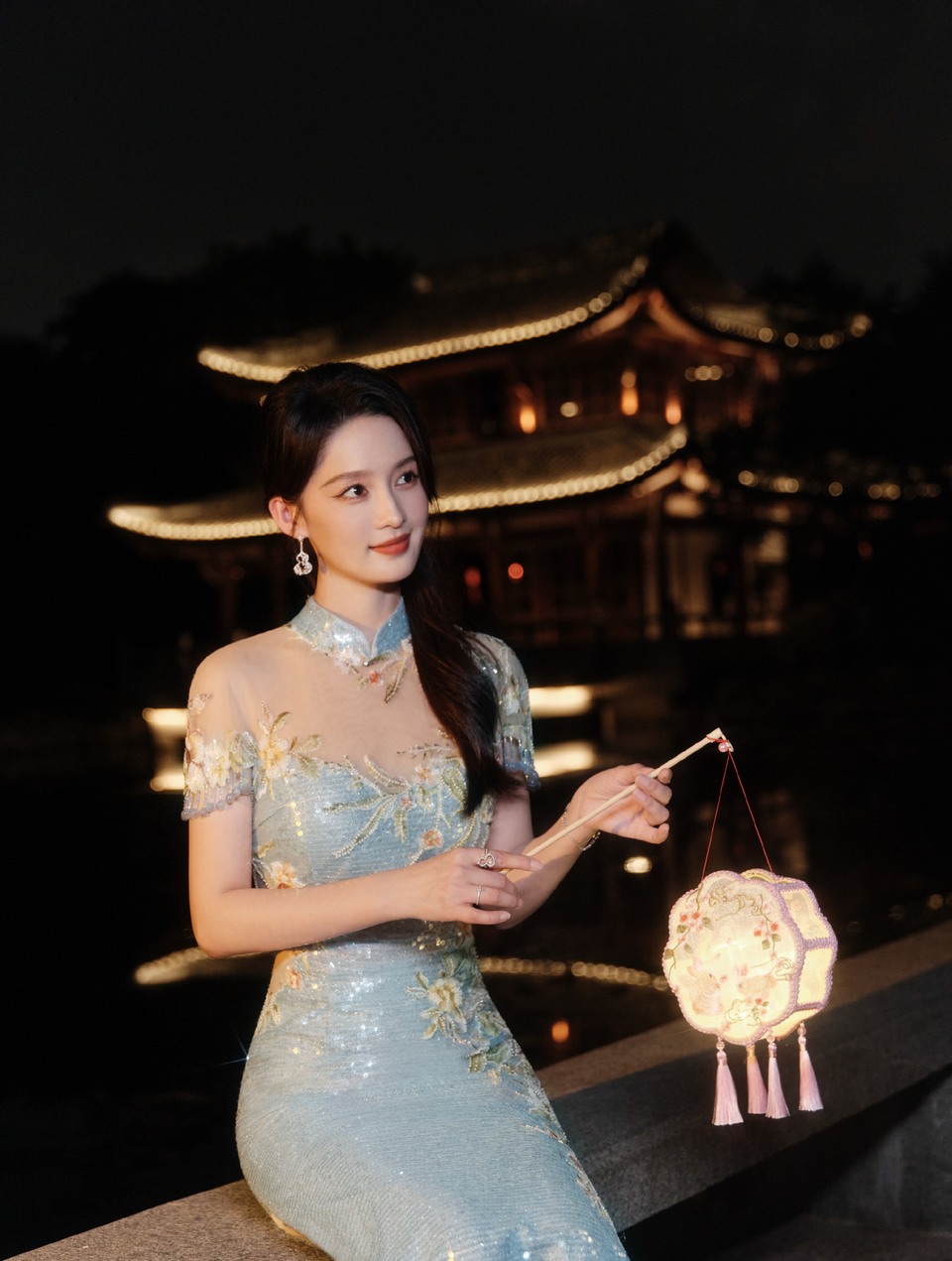 李沁立于月下回眸一望 身临暗涌心守清澄