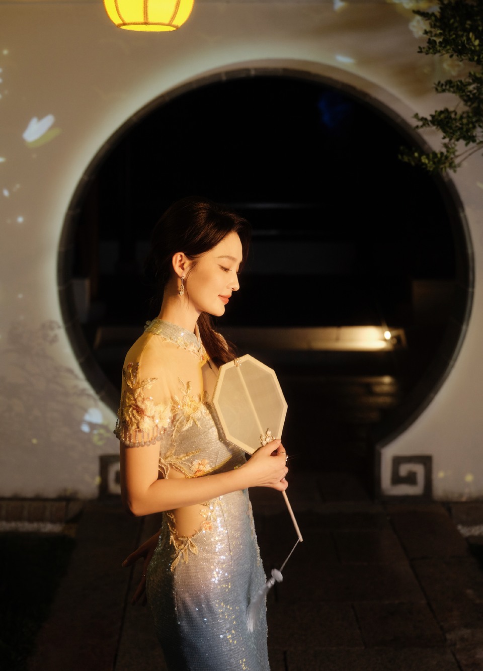 李沁立于月下回眸一望 身临暗涌心守清澄