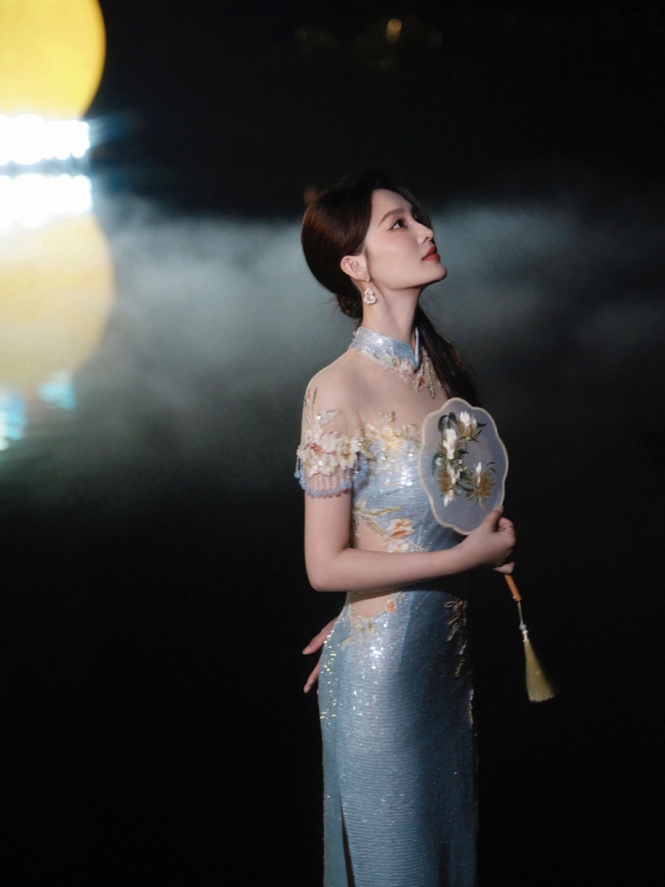李沁立于月下回眸一望 身临暗涌心守清澄  第7张