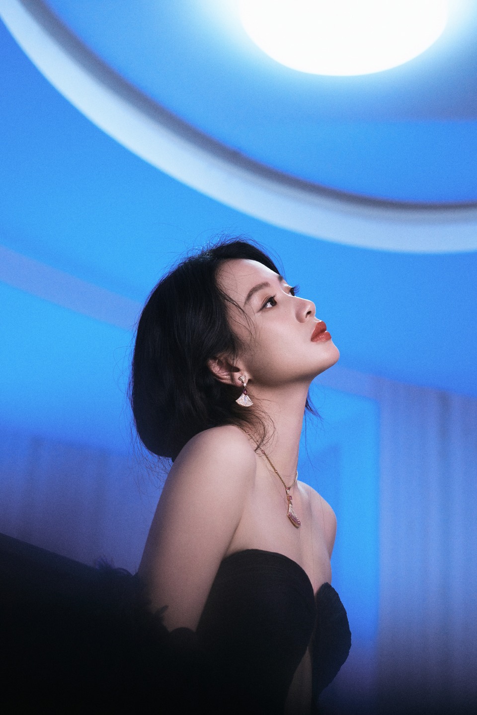 李梦裙裾流淌墨色生香 是夜的温柔与璀璨并存  第9张