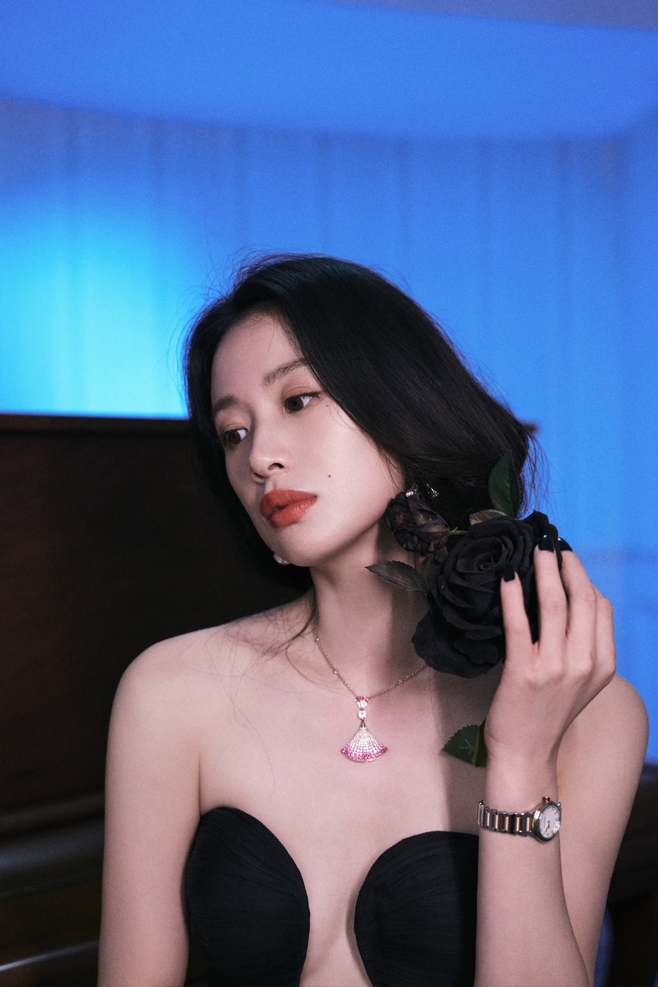 李梦裙裾流淌墨色生香 是夜的温柔与璀璨并存  第4张