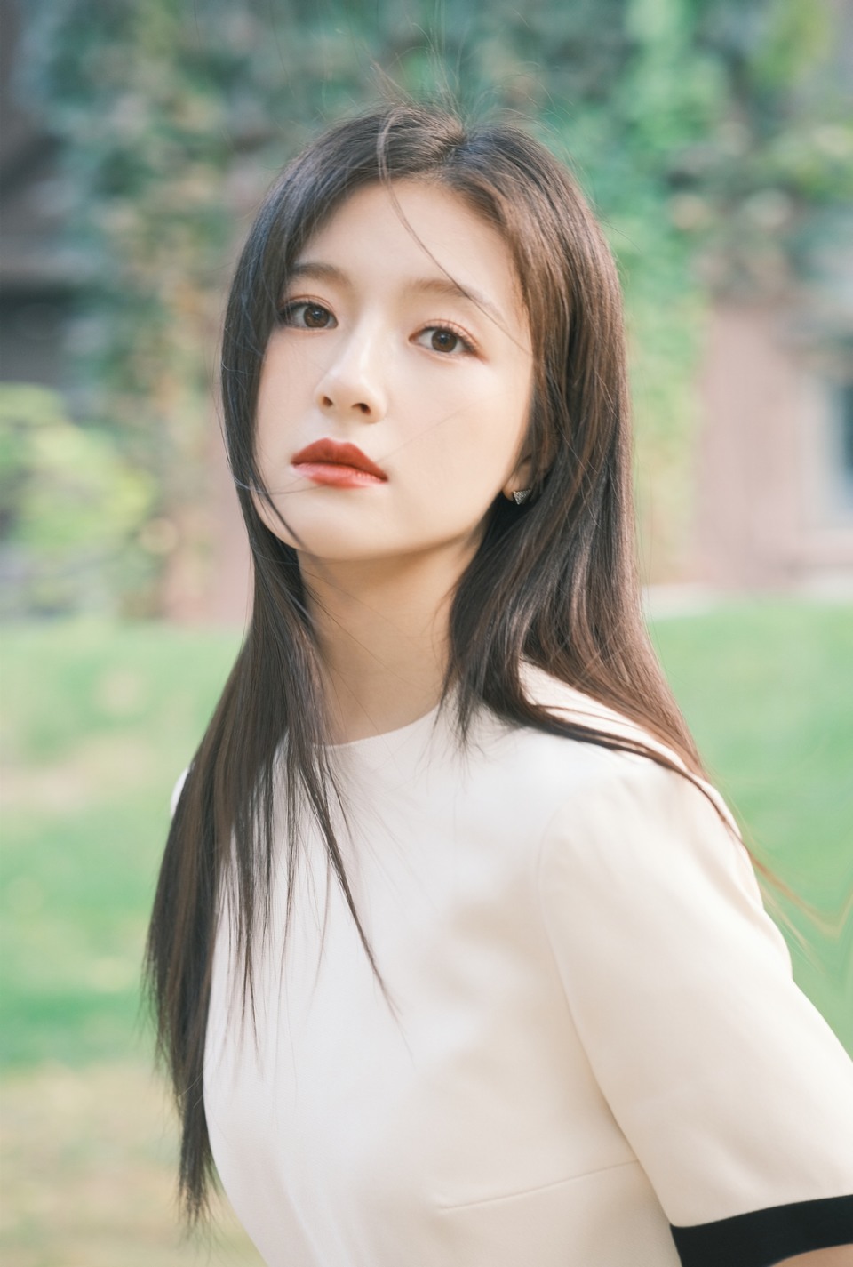 李兰迪沐浴在黄昏里 尽享慵懒而柔和的慢时光