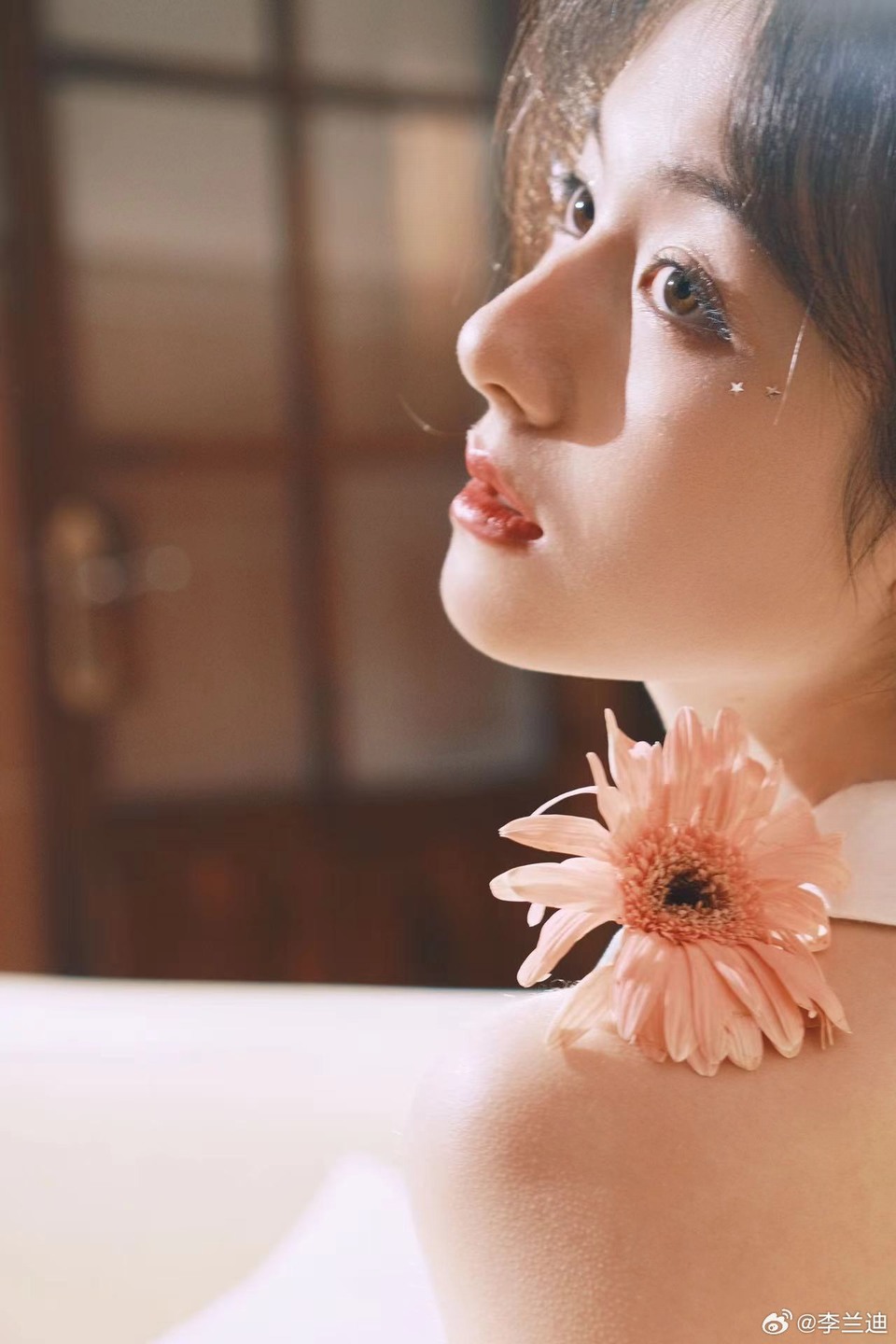 李兰迪解锁新的妆发 花朵盛放拥有全部色彩  第5张