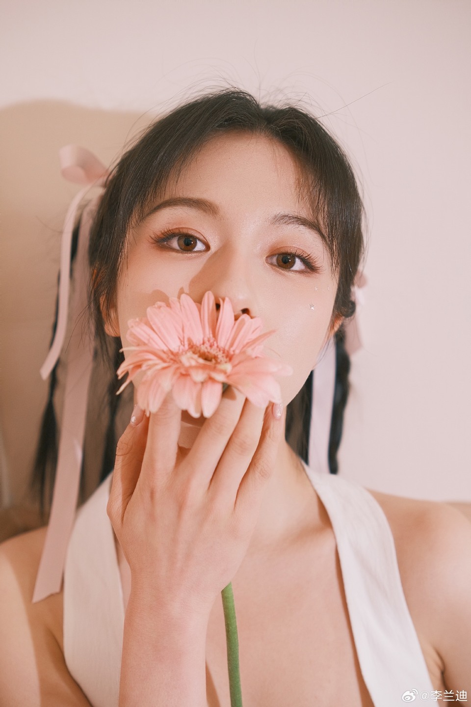 李兰迪解锁新的妆发 花朵盛放拥有全部色彩  第4张