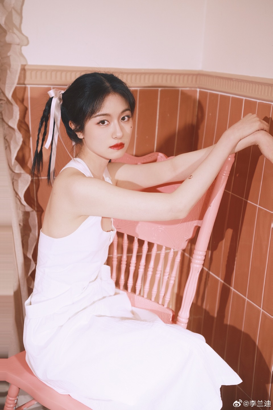 李兰迪解锁新的妆发 花朵盛放拥有全部色彩  第6张