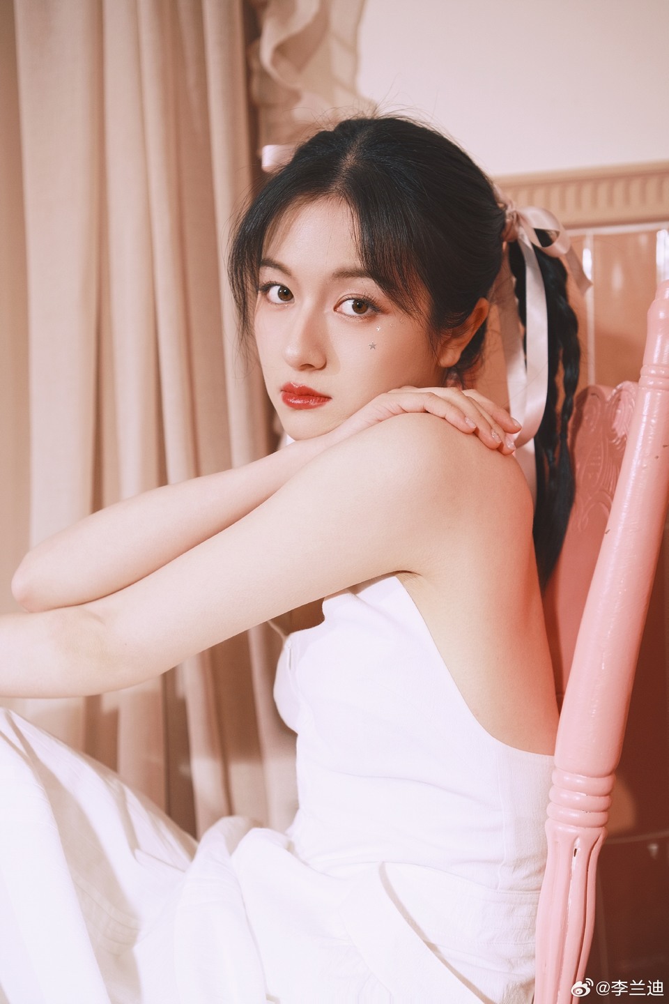 李兰迪解锁新的妆发 花朵盛放拥有全部色彩  第7张