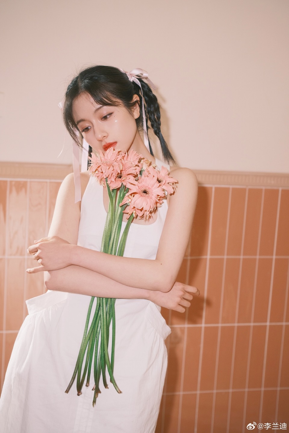 李兰迪解锁新的妆发 花朵盛放拥有全部色彩  第2张