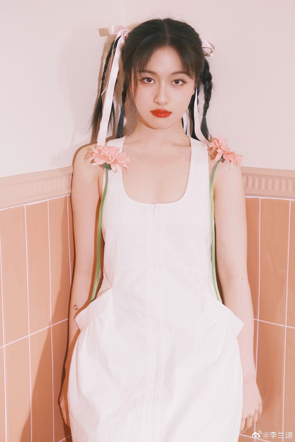 李兰迪解锁新的妆发 花朵盛放拥有全部色彩