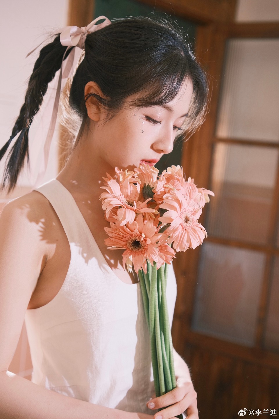 李兰迪解锁新的妆发 花朵盛放拥有全部色彩  第3张