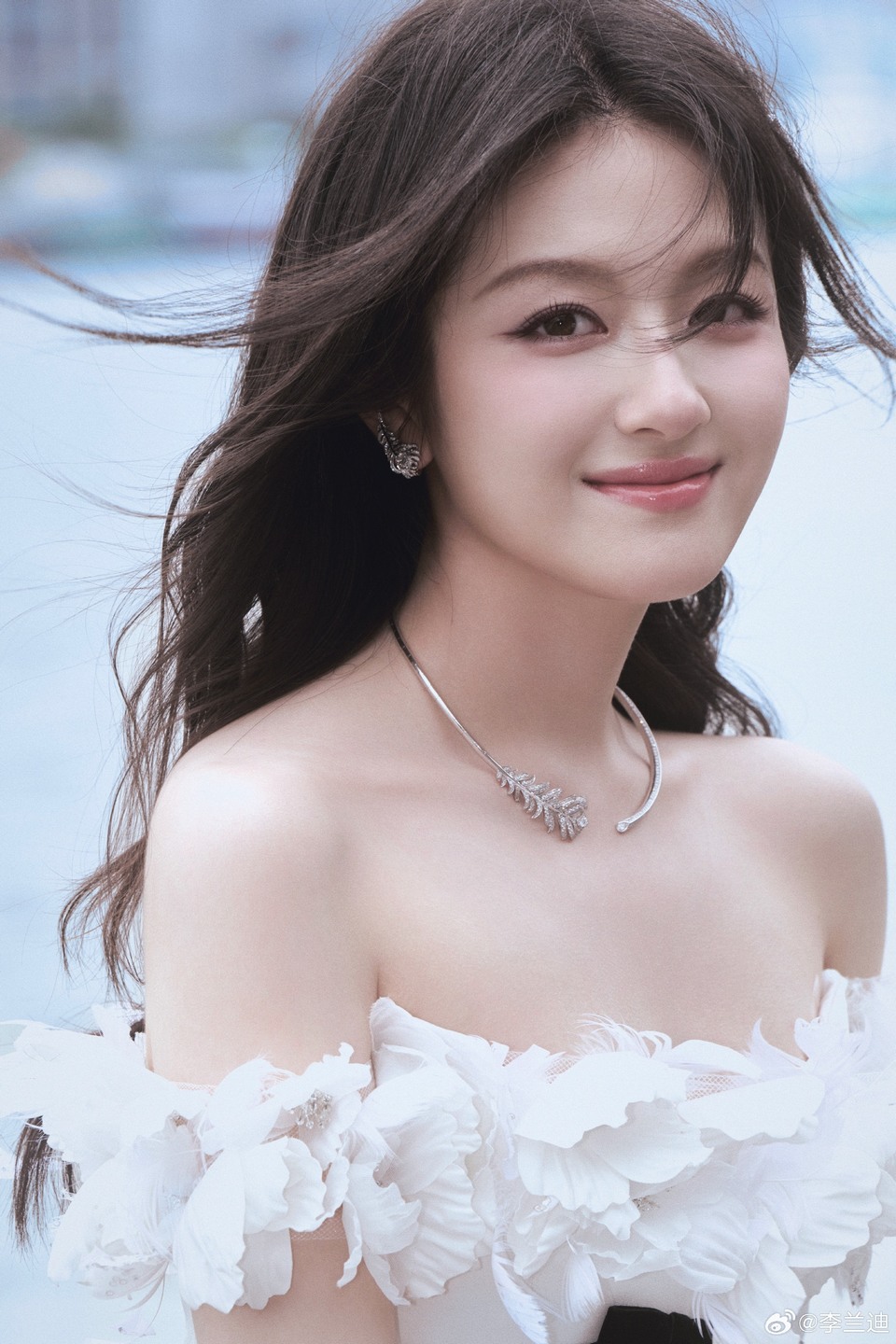 李兰迪领略冷冽意境 一步一启彰显独特风格  第9张