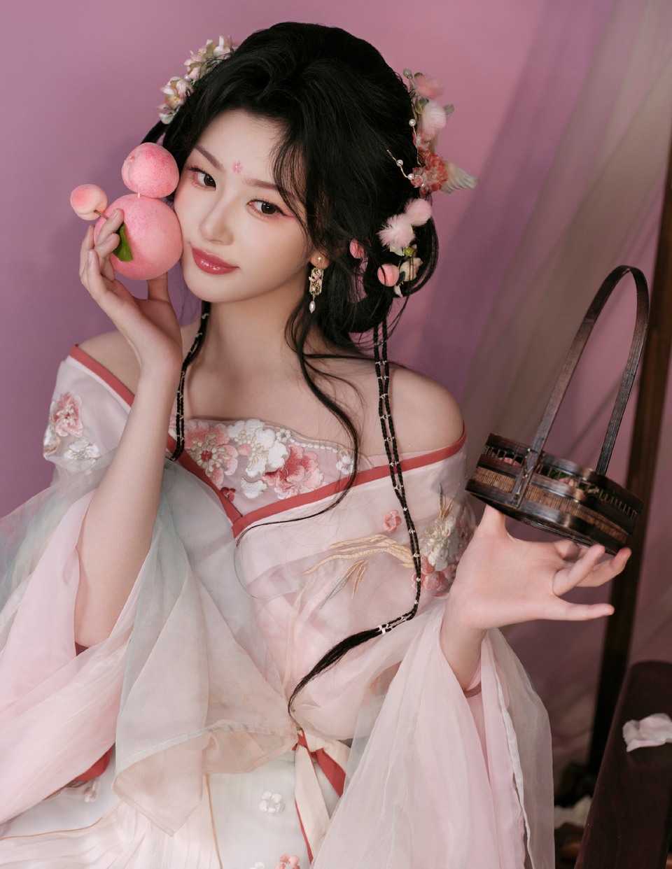 孔雪儿变身邪恶水蜜桃妖 桃之夭夭灼灼其华  第2张
