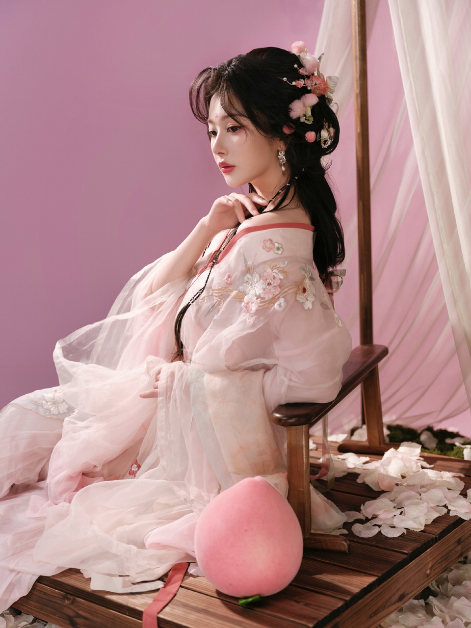 孔雪儿变身邪恶水蜜桃妖 桃之夭夭灼灼其华