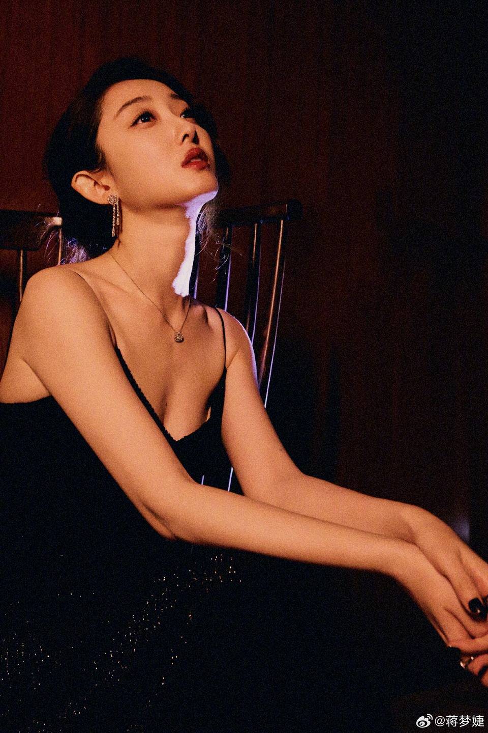 蒋梦婕黑暗之中银河倾洒 聚光灯定格优雅瞬间  第5张