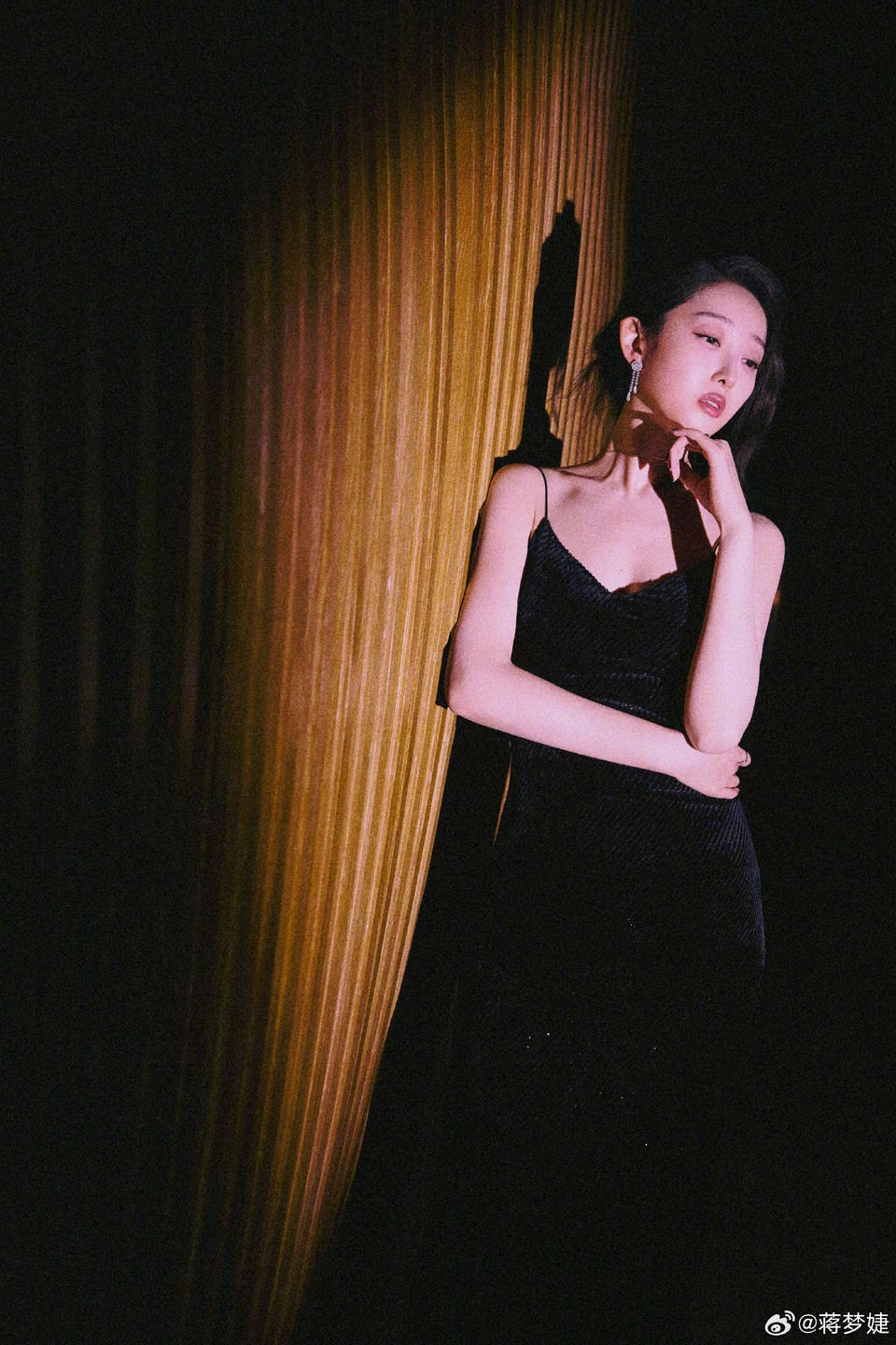 蒋梦婕黑暗之中银河倾洒 聚光灯定格优雅瞬间
