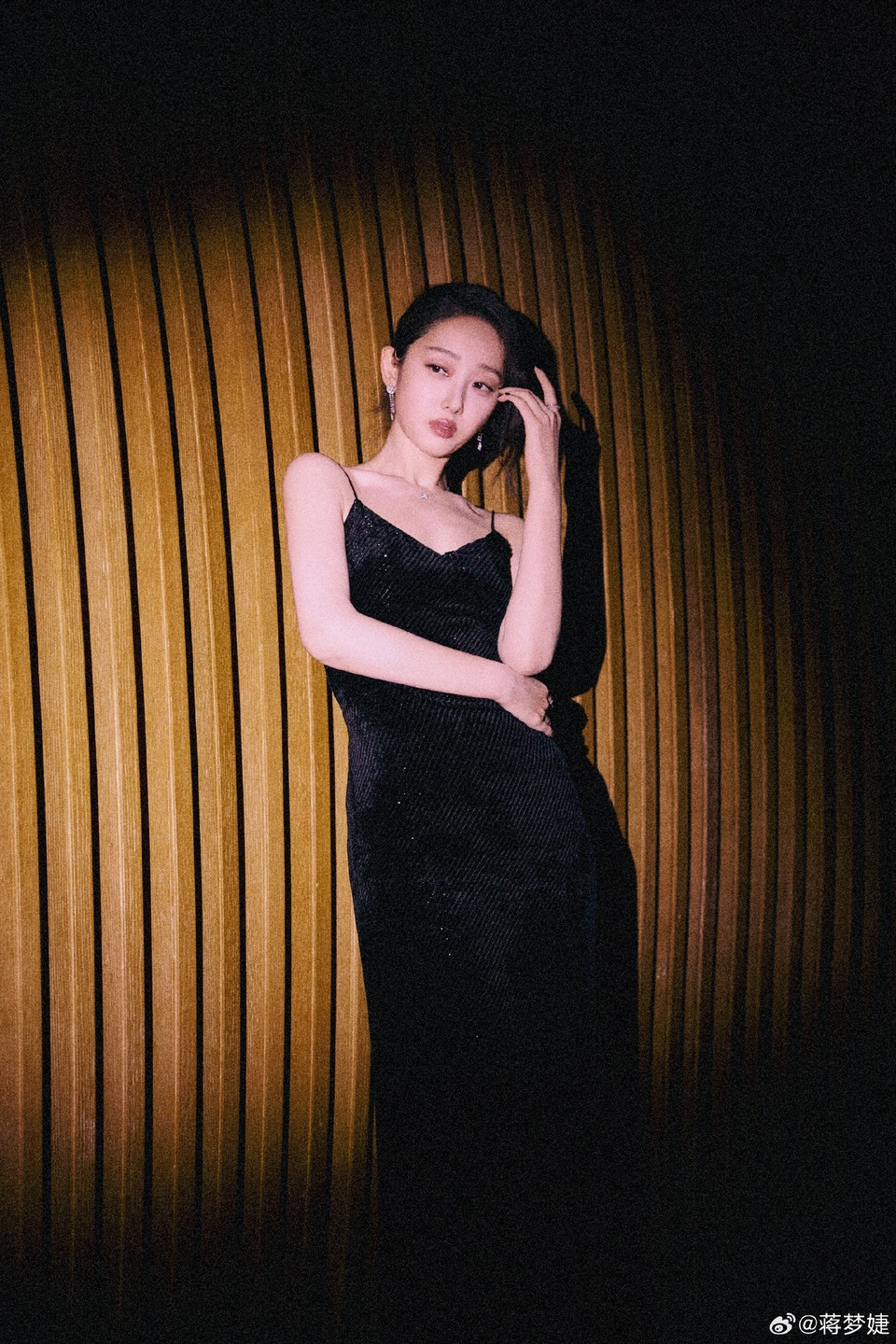 蒋梦婕黑暗之中银河倾洒 聚光灯定格优雅瞬间  第2张
