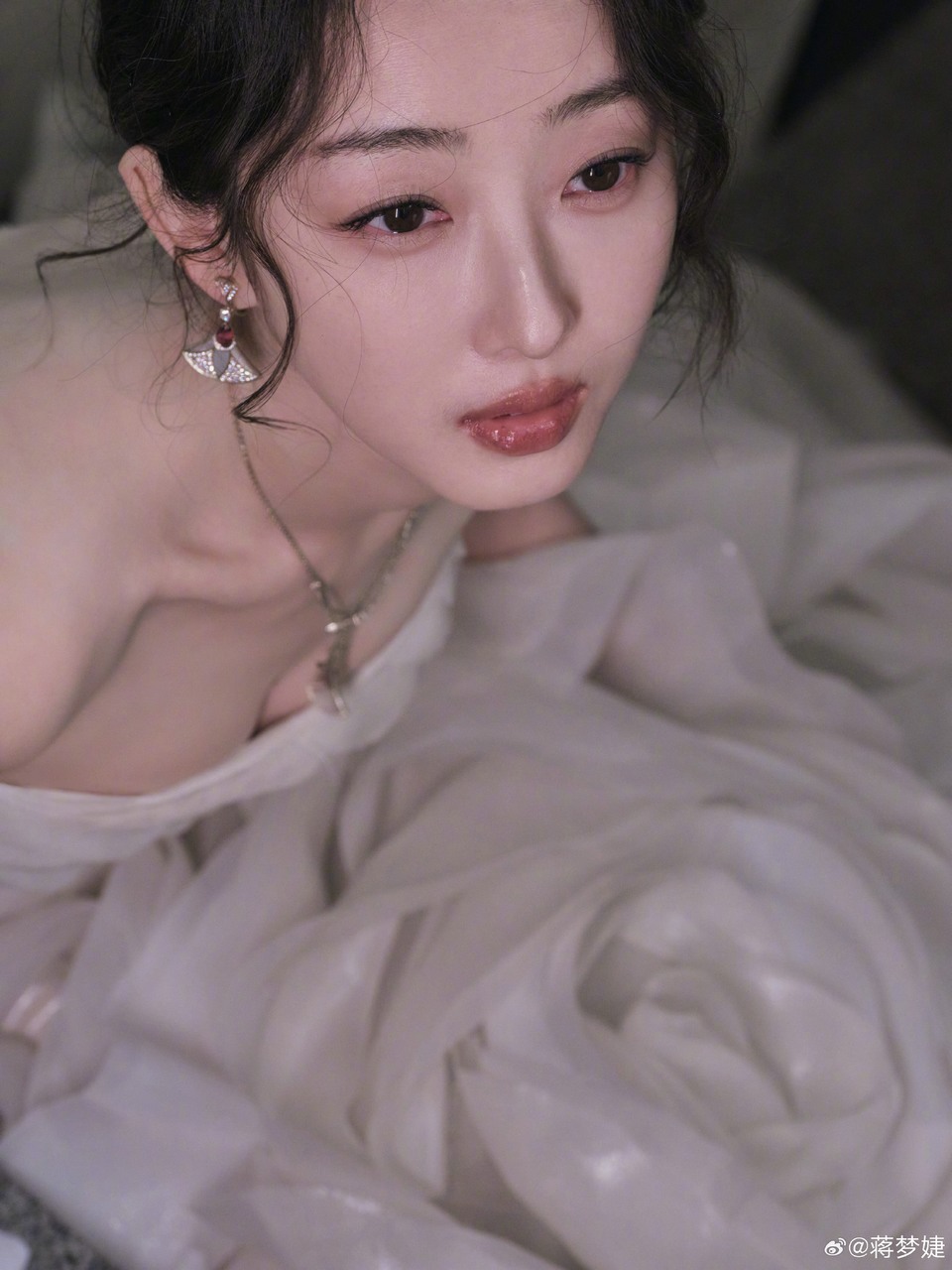 蒋梦婕玫瑰绽放在雪白裙摆 此刻跃然心动沦陷  第5张