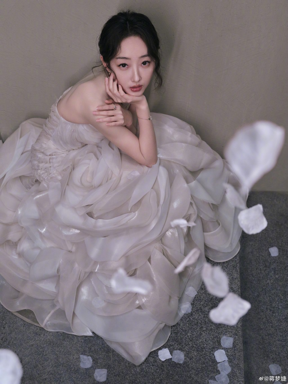 蒋梦婕玫瑰绽放在雪白裙摆 此刻跃然心动沦陷  第8张