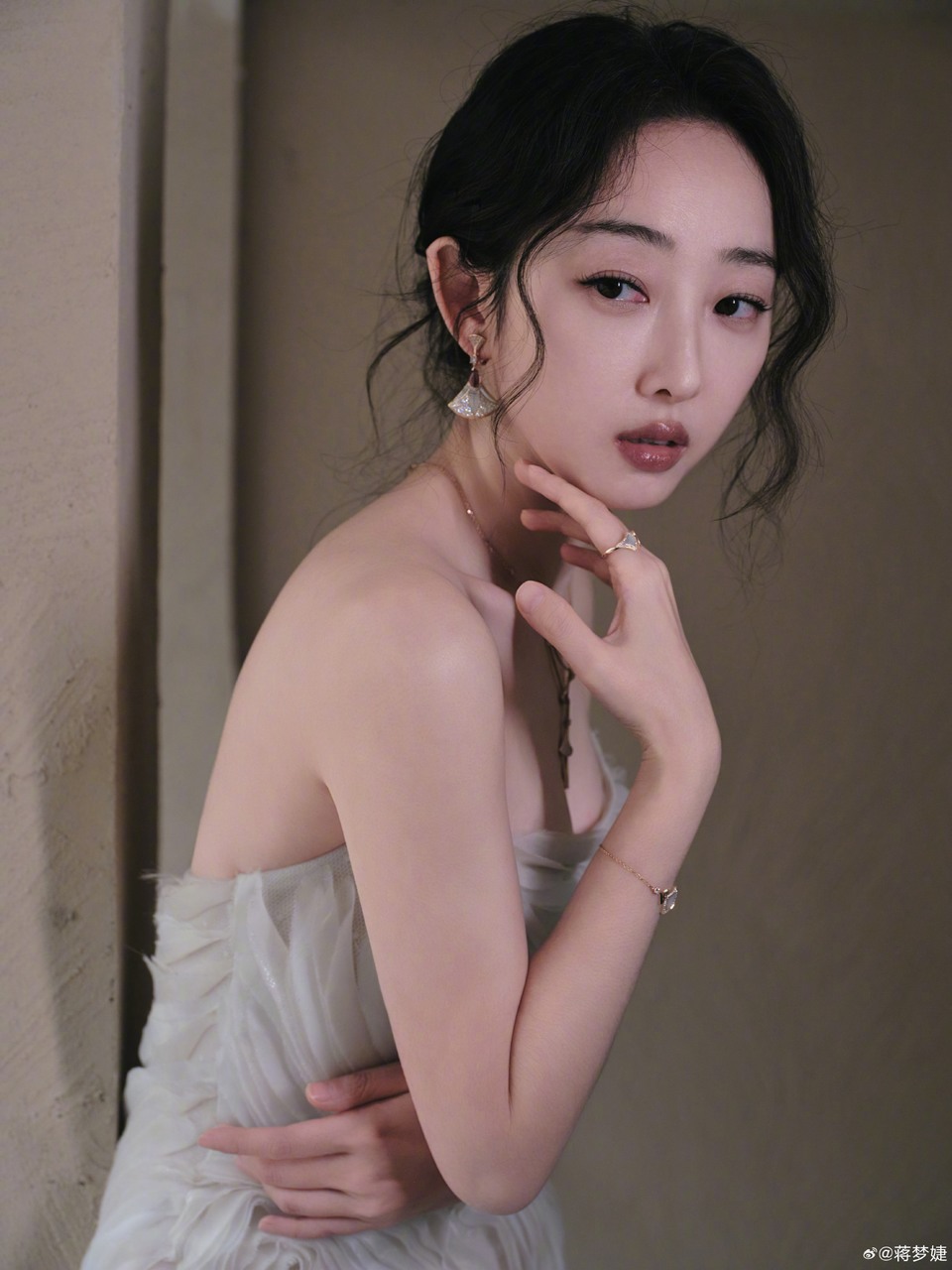 蒋梦婕玫瑰绽放在雪白裙摆 此刻跃然心动沦陷  第10张