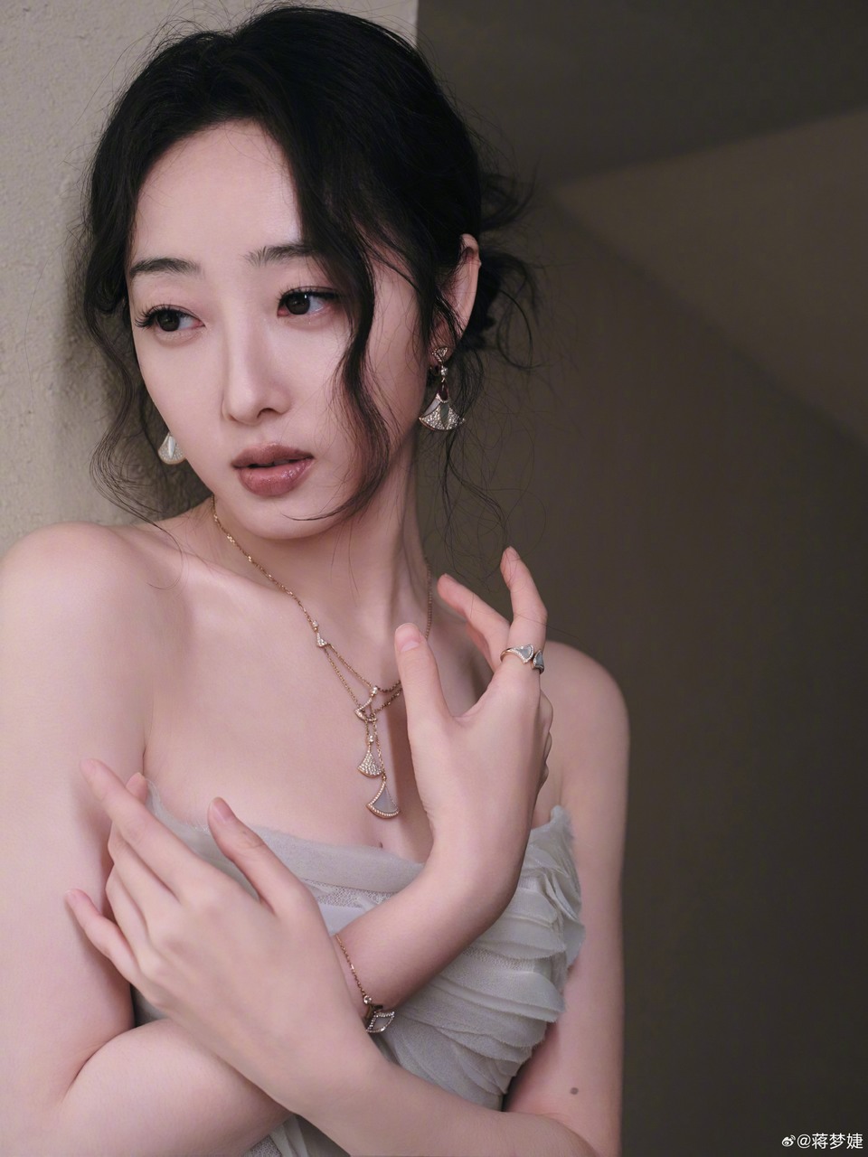 蒋梦婕玫瑰绽放在雪白裙摆 此刻跃然心动沦陷  第4张