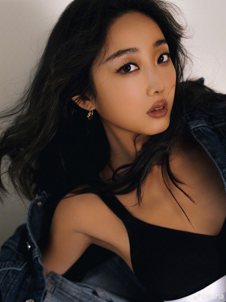 蒋梦婕挑战不被定义全新风格 简约率性自由不羁  第7张
