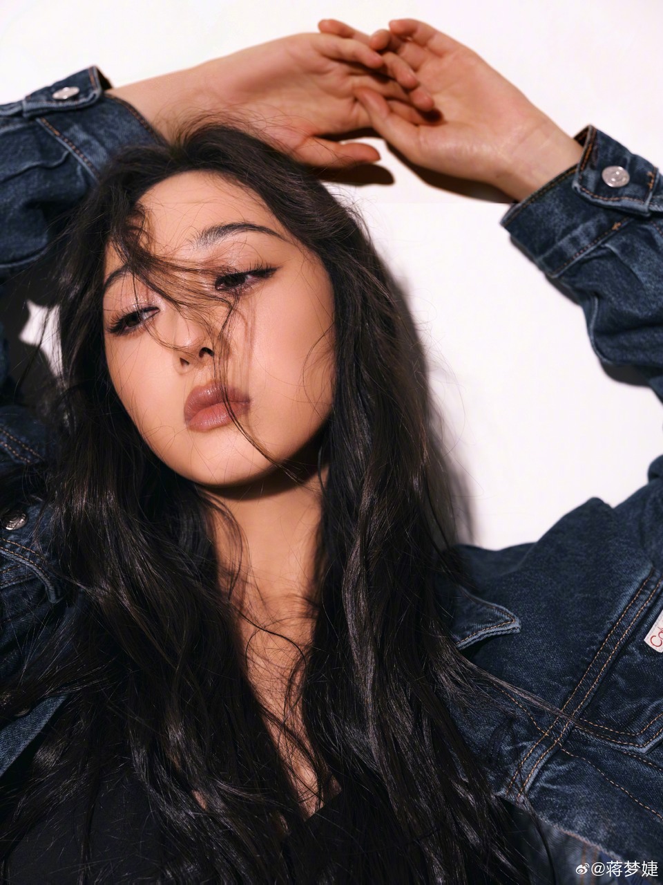 蒋梦婕挑战不被定义全新风格 简约率性自由不羁  第2张