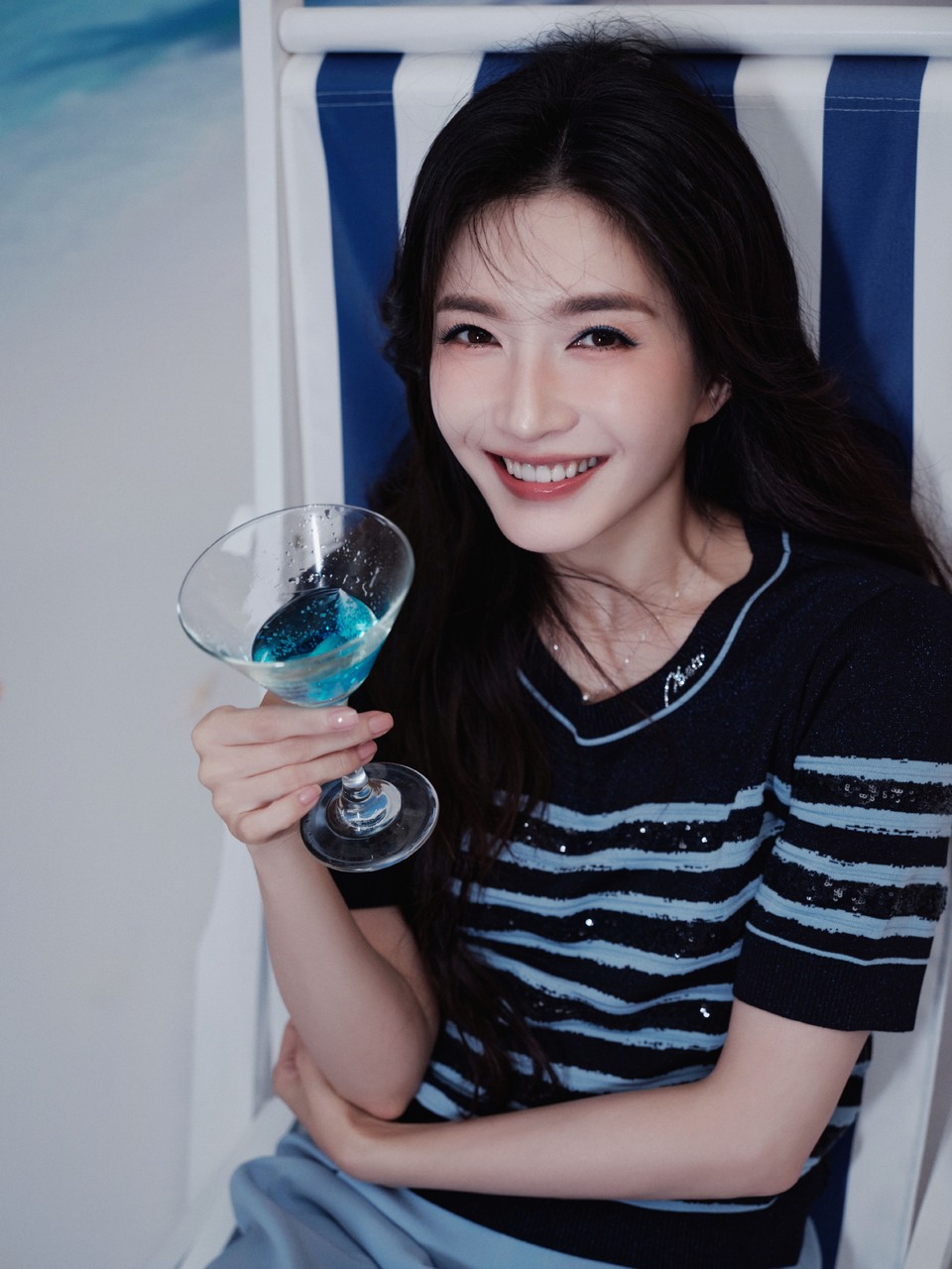 江疏影在蓝色条纹与背景画布的慵懒里自在  第9张