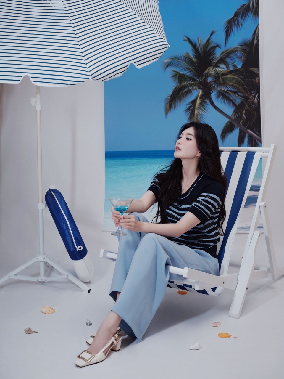 江疏影在蓝色条纹与背景画布的慵懒里自在  第10张