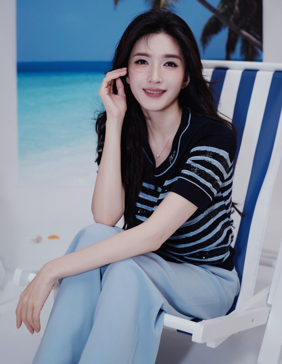 江疏影在蓝色条纹与背景画布的慵懒里自在  第7张