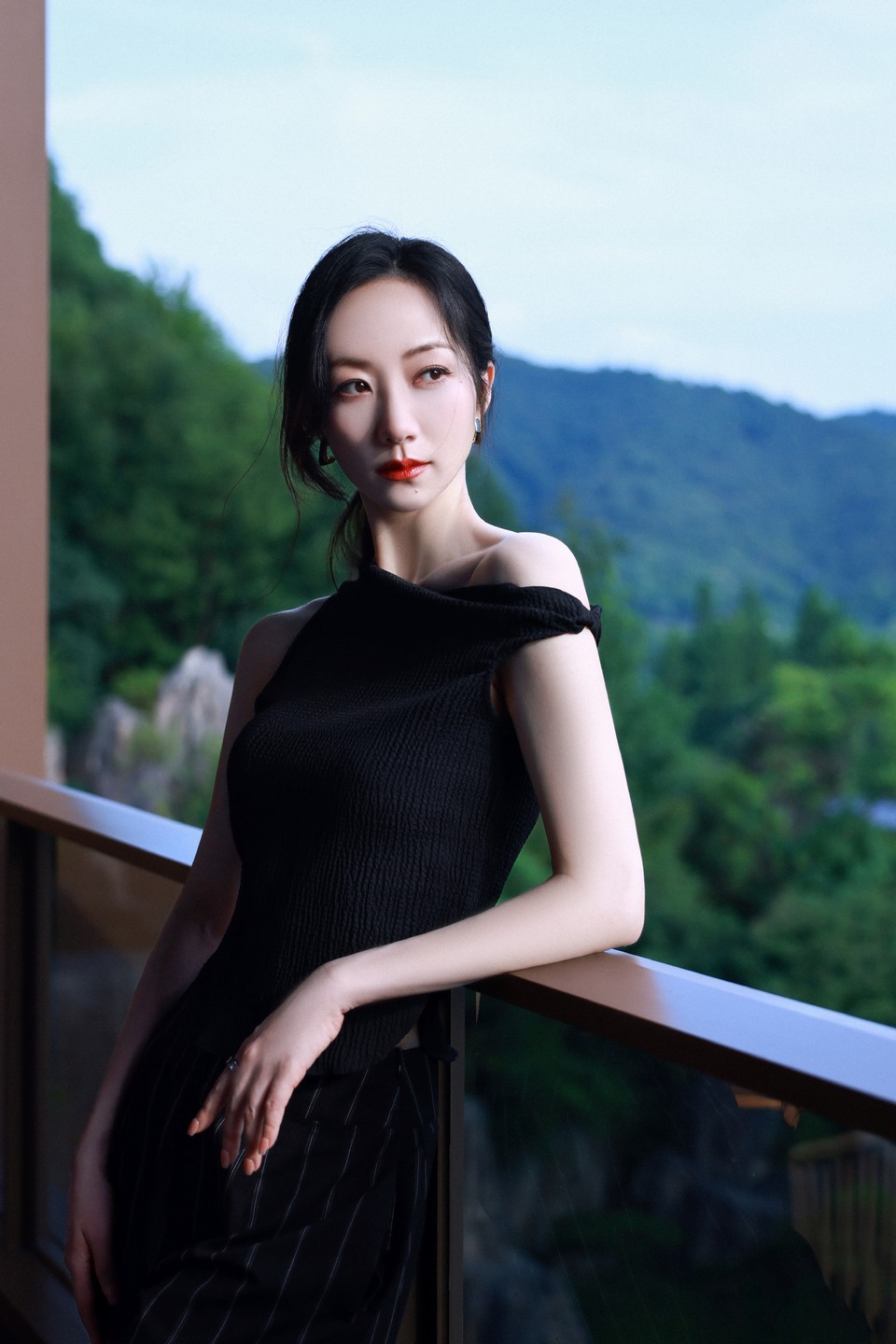 韩雪妆容精致气质优雅 完美驾驭百变风格  第10张