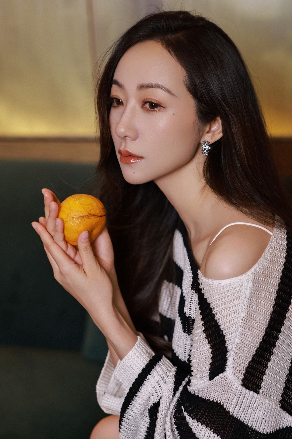 韩雪开叉长裙秀纤细美腿 尽显温婉含蓄美  第6张