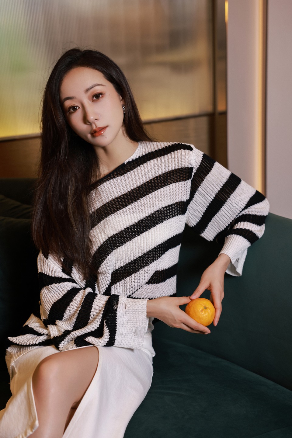 韩雪开叉长裙秀纤细美腿 尽显温婉含蓄美  第3张