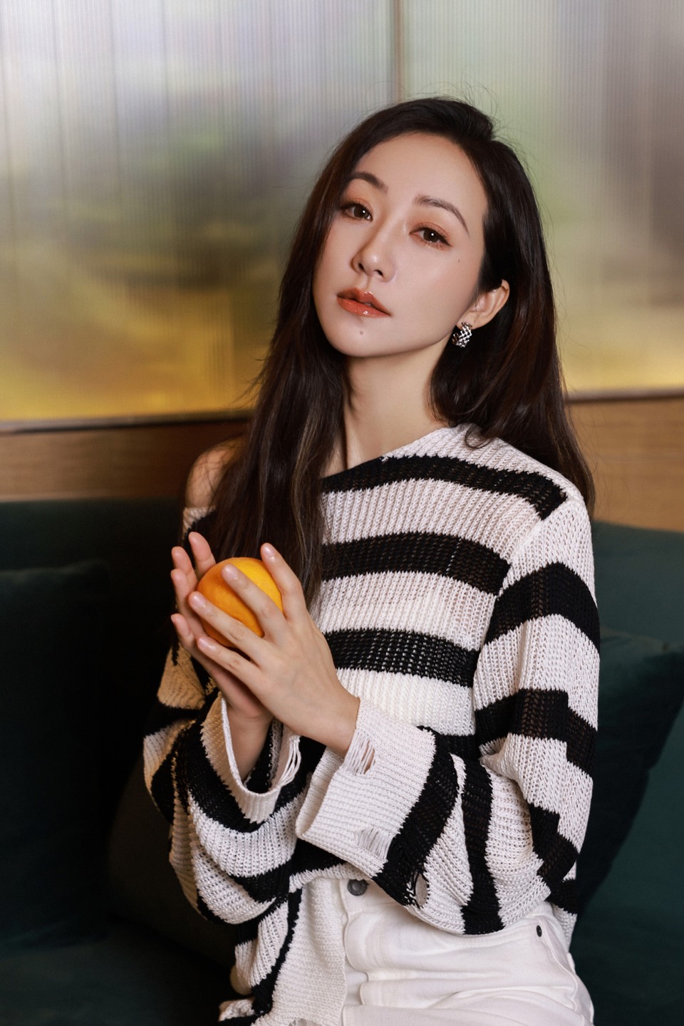 韩雪开叉长裙秀纤细美腿 尽显温婉含蓄美  第5张