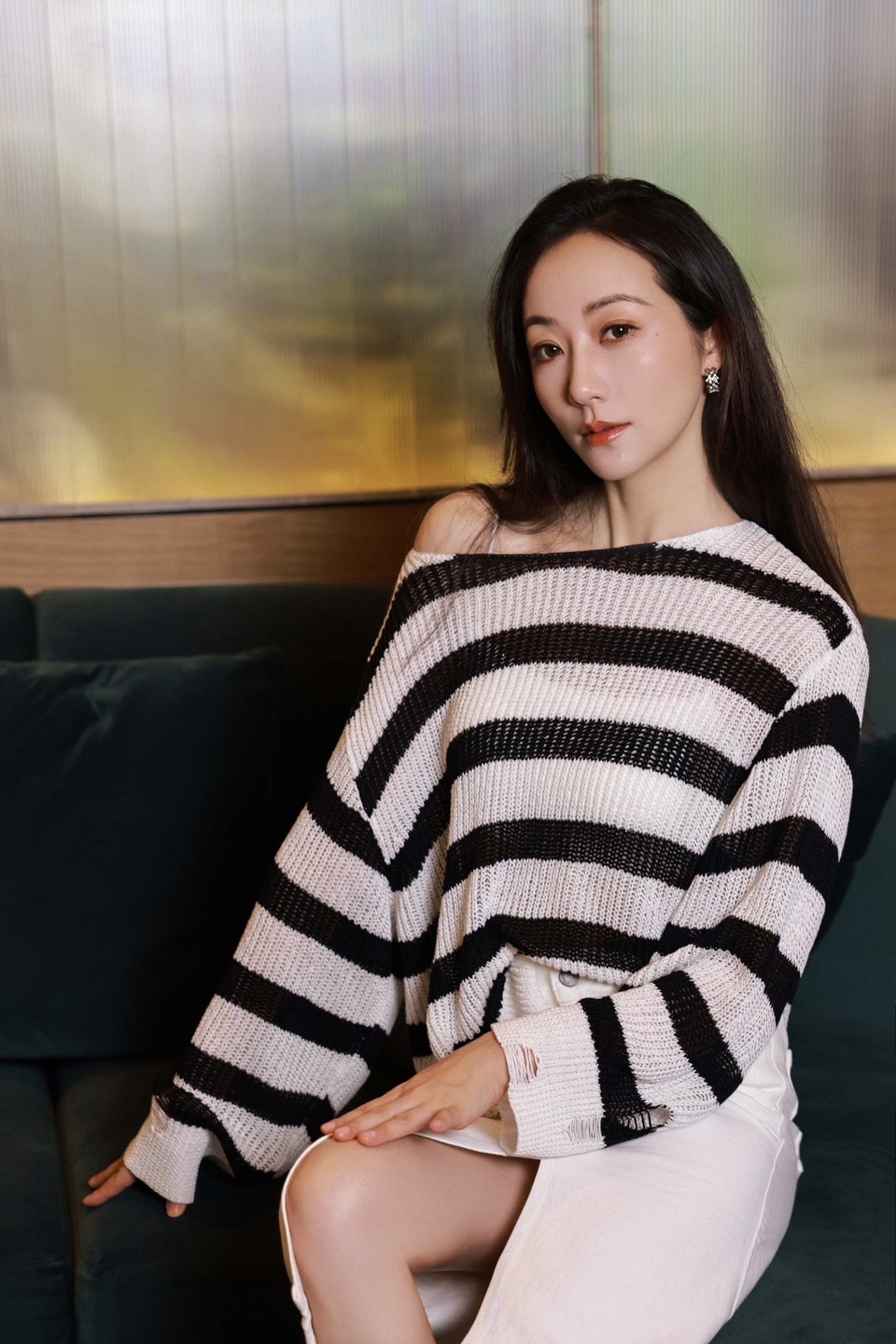 韩雪开叉长裙秀纤细美腿 尽显温婉含蓄美  第4张