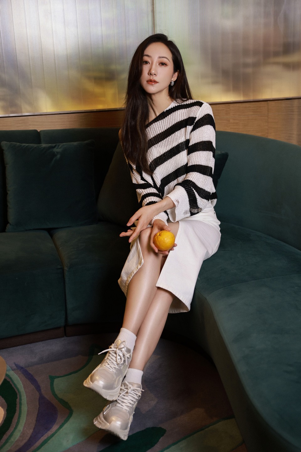 韩雪开叉长裙秀纤细美腿 尽显温婉含蓄美