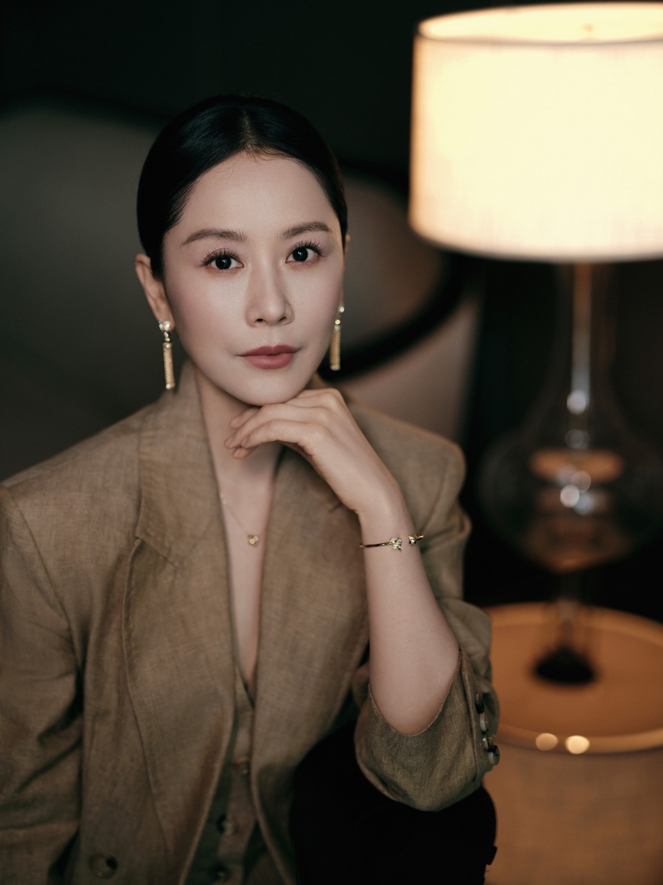 海清轻盈步履漫游光影灵感 照映本真所向  第4张