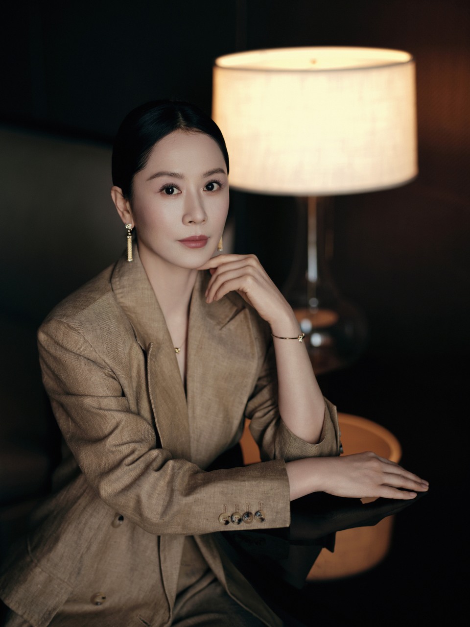 海清轻盈步履漫游光影灵感 照映本真所向  第8张