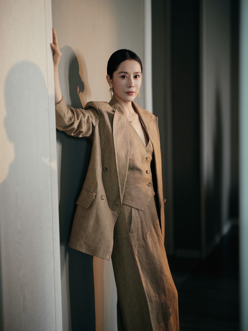 海清轻盈步履漫游光影灵感 照映本真所向  第2张
