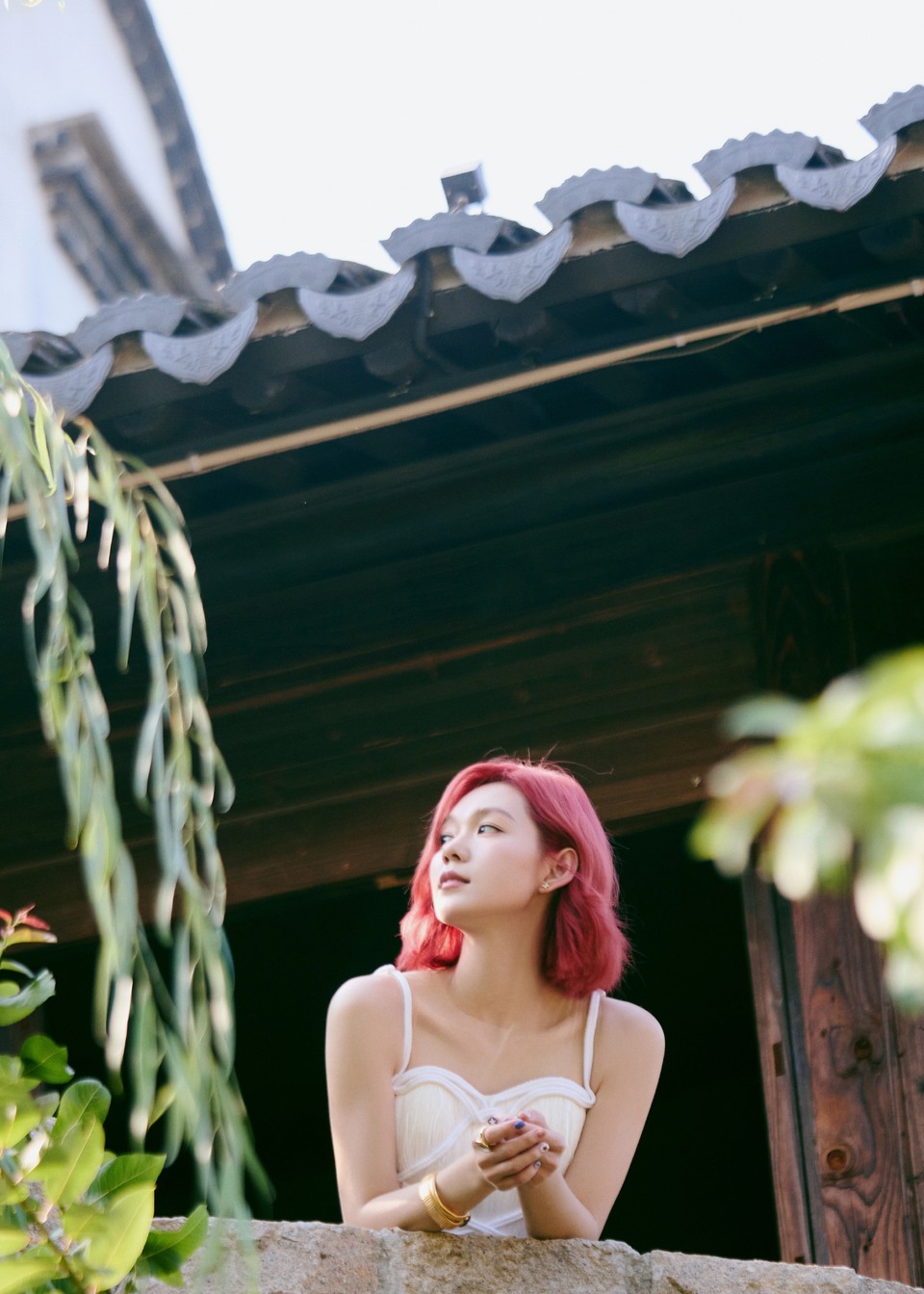 段奥娟漫步花妍秘境 邂逅舒意自在尽释随性本色  第3张