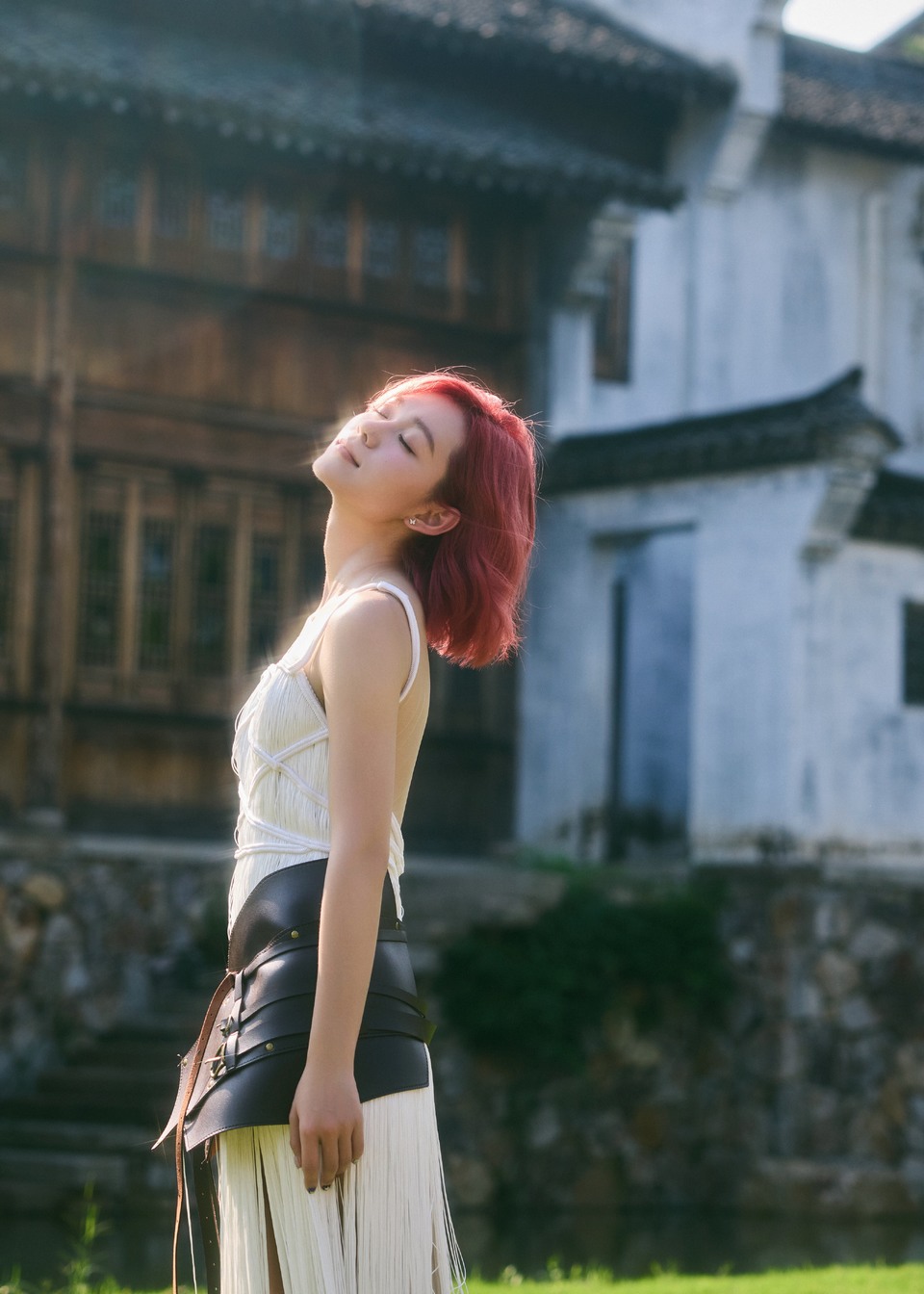 段奥娟漫步花妍秘境 邂逅舒意自在尽释随性本色