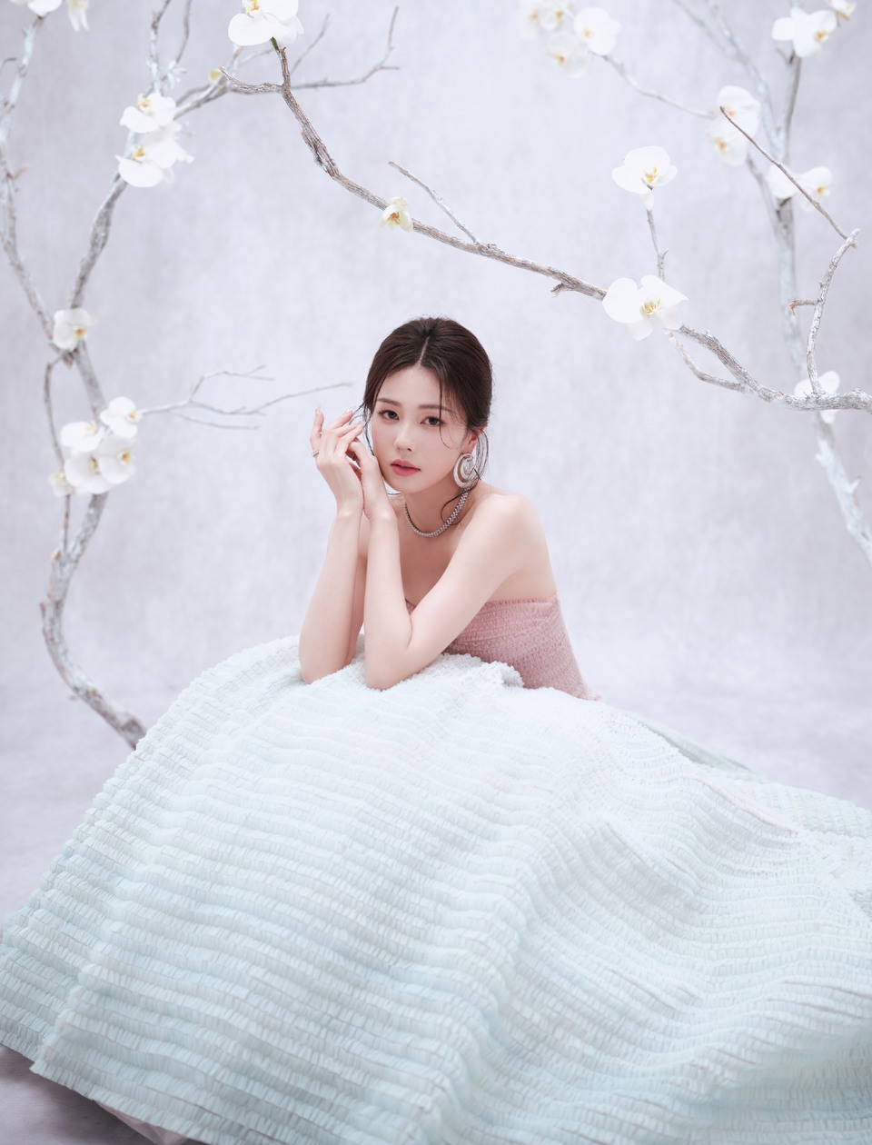 白鹿如花在野温柔热烈 花影婆娑共赏中式绮丽  第2张