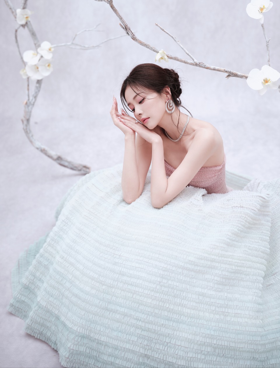 白鹿如花在野温柔热烈 花影婆娑共赏中式绮丽  第3张