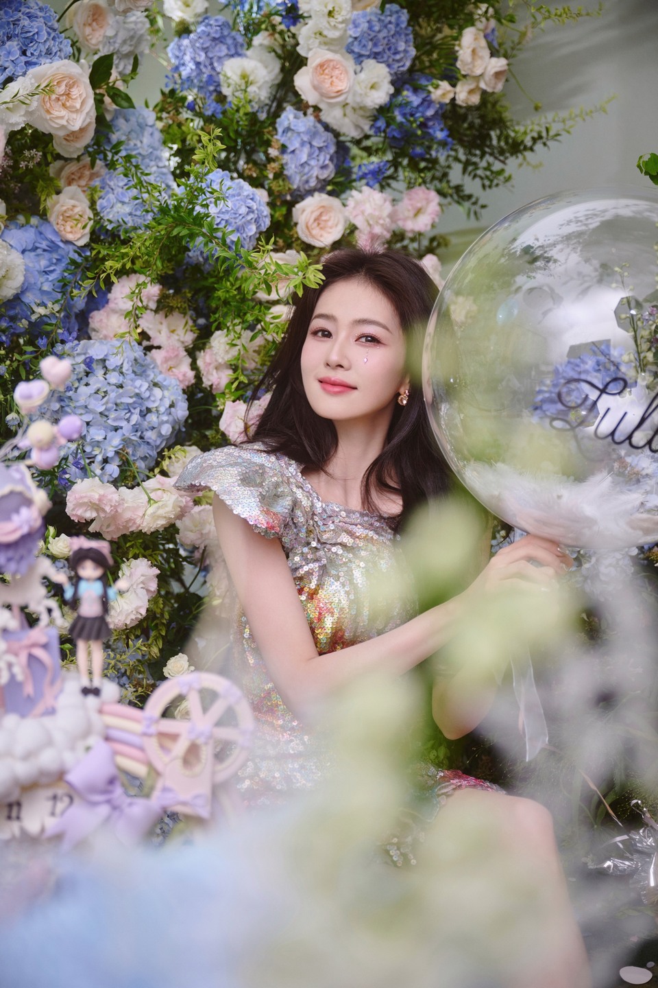 白鹿花式恣意醒目随性 冷萃俏皮与繁花交织  第9张