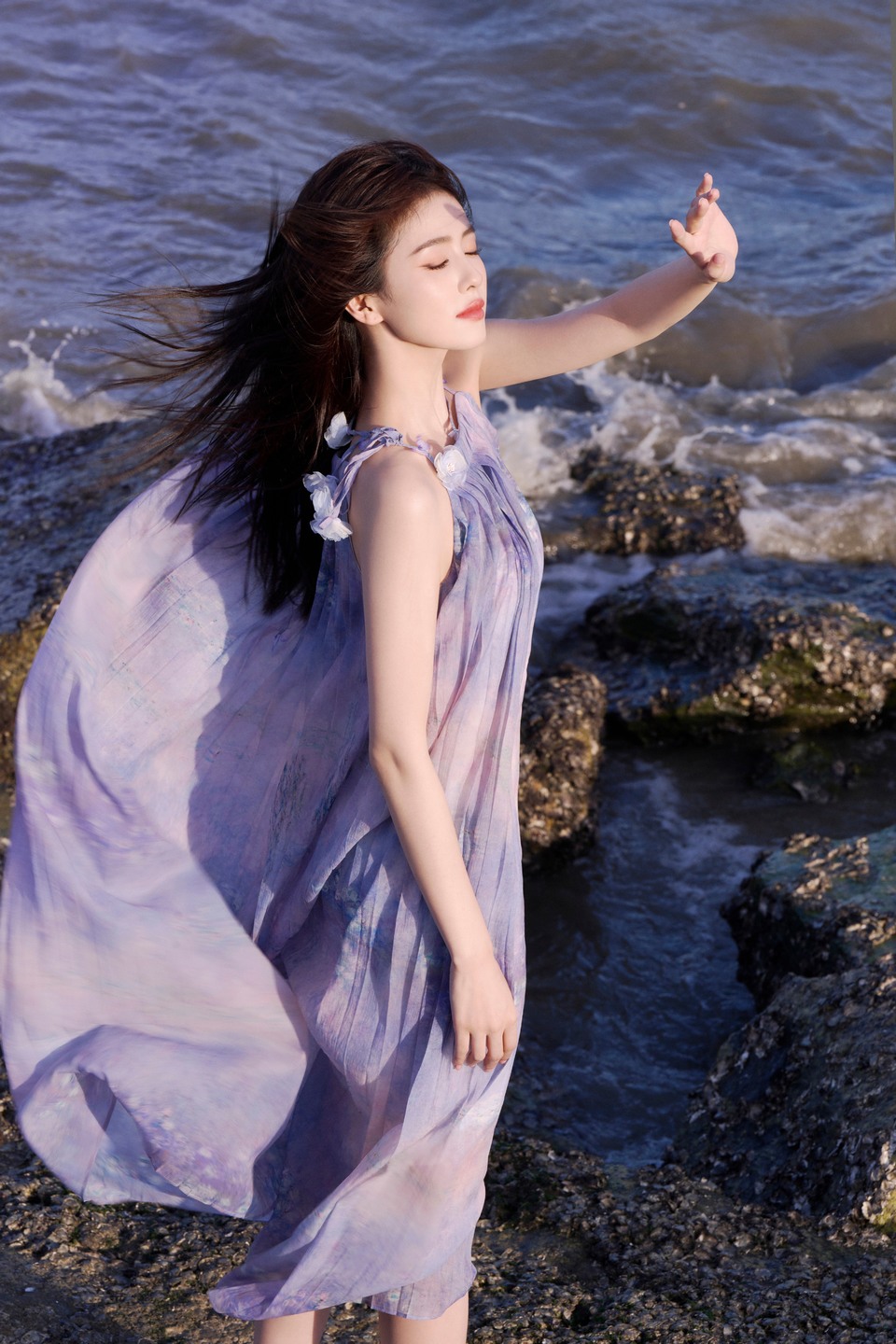 白鹿流光盛夏释放甜蜜气息 一道海边美丽的风景线  第2张