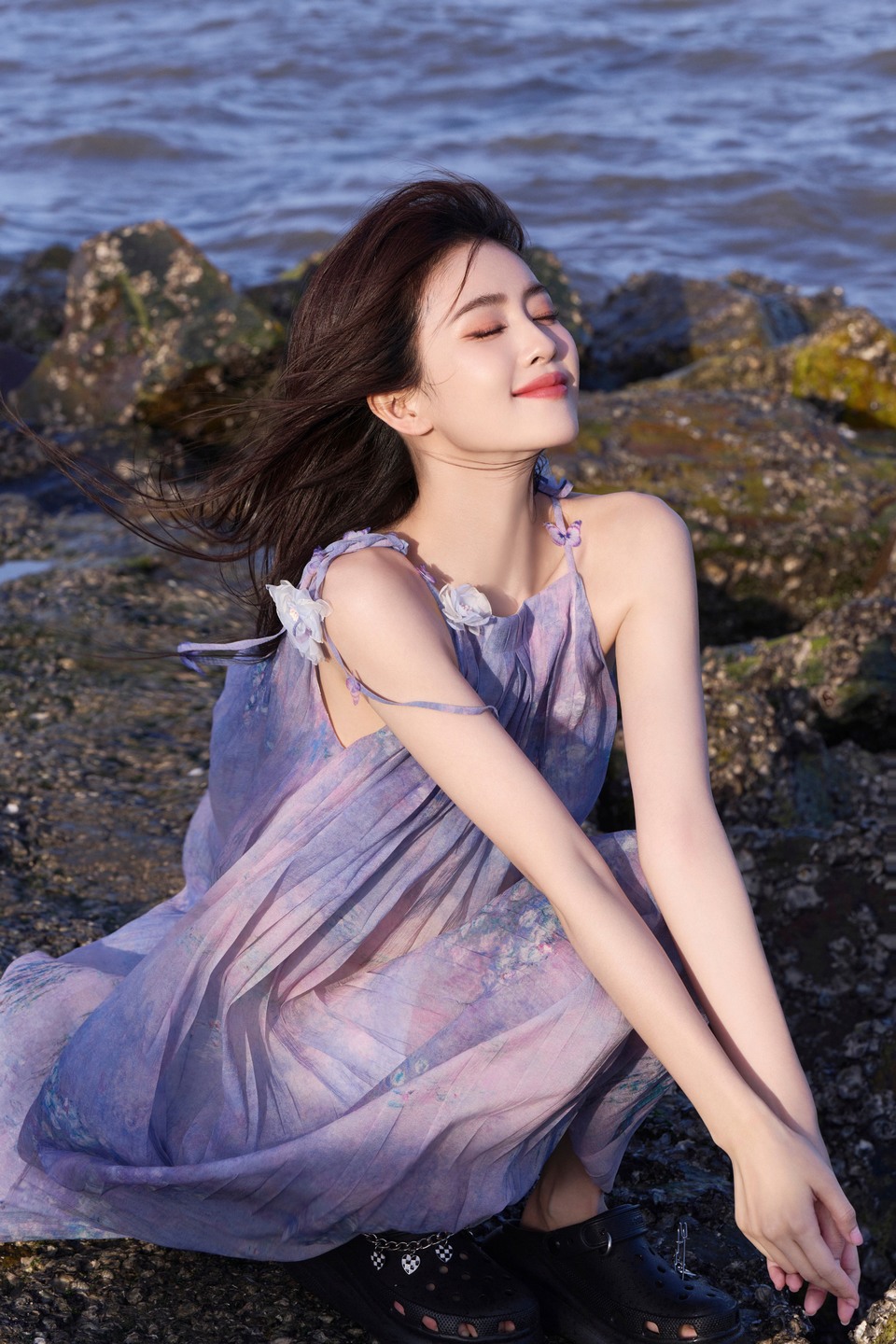 白鹿流光盛夏释放甜蜜气息 一道海边美丽的风景线