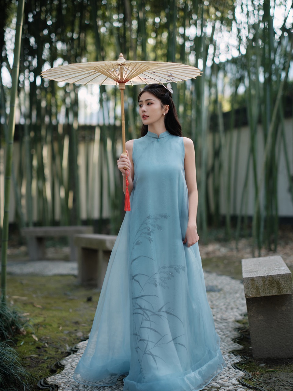 白鹿撑一把油纸伞漫步园林 笑颜和柔如清风明月