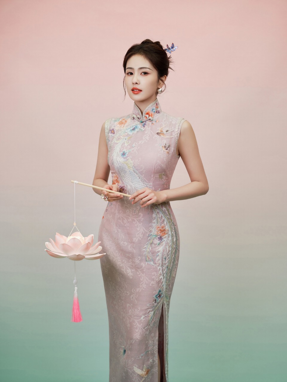 白鹿着一身旗袍身姿摇曳 温柔婉转中舒展东方韵味