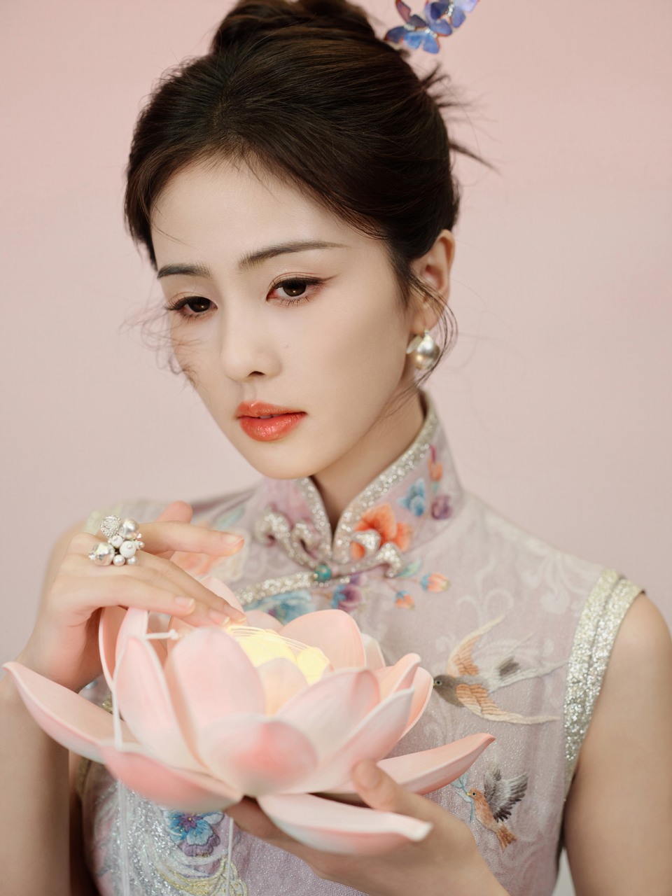 白鹿着一身旗袍身姿摇曳 温柔婉转中舒展东方韵味  第4张
